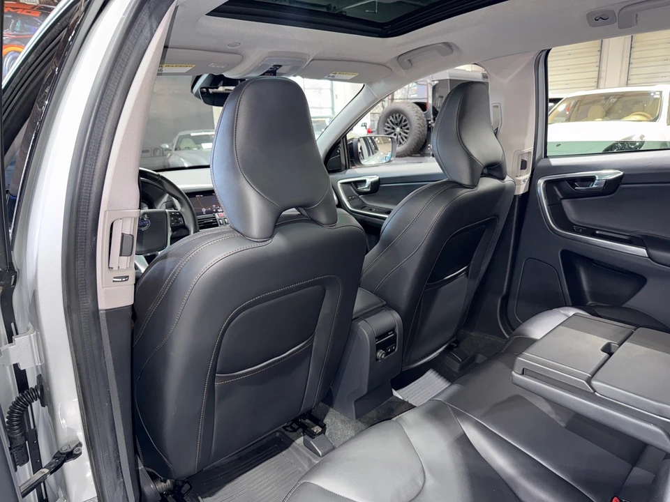2017 Volvo XC60 1st Gen - Image 11 of 12