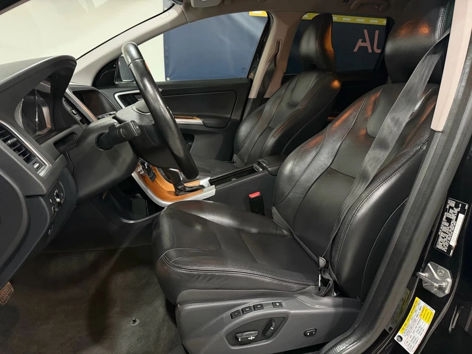 2017 Volvo XC60 1st Gen - Image 7 of 16