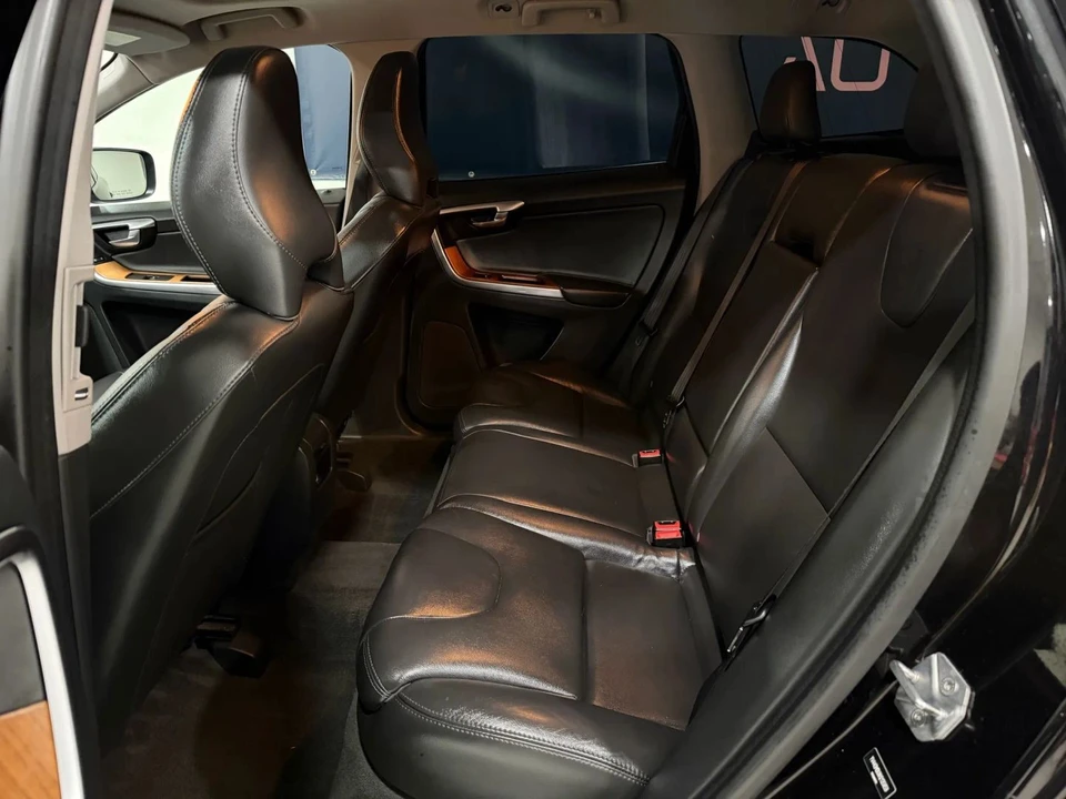 2017 Volvo XC60 1st Gen - Image 8 of 16