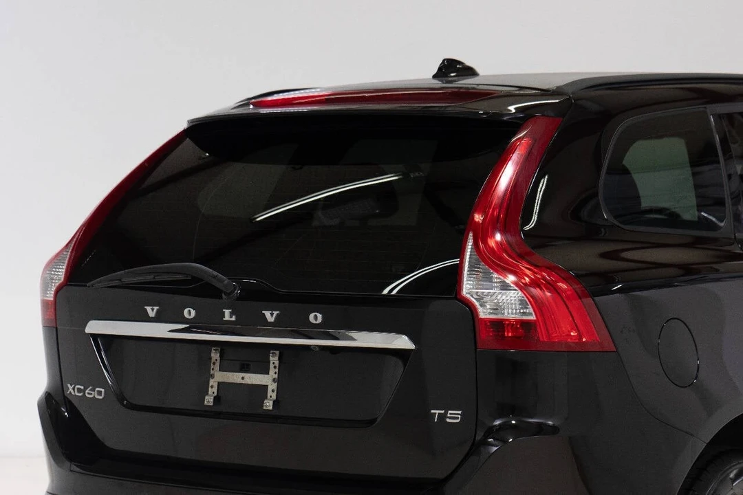2017 Volvo XC60 1st Gen - Image 17 of 21