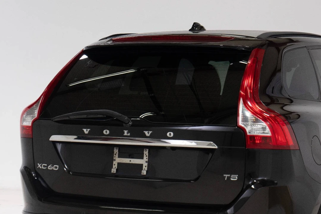2017 Volvo XC60 1st Gen - Image 15 of 21