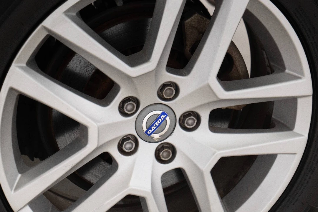 2017 Volvo XC60 1st Gen - Image 26 of 31