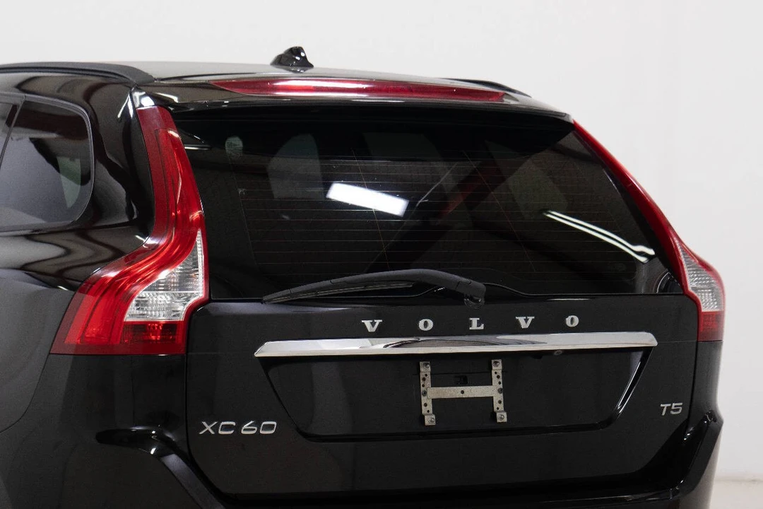 2017 Volvo XC60 1st Gen - Image 16 of 21
