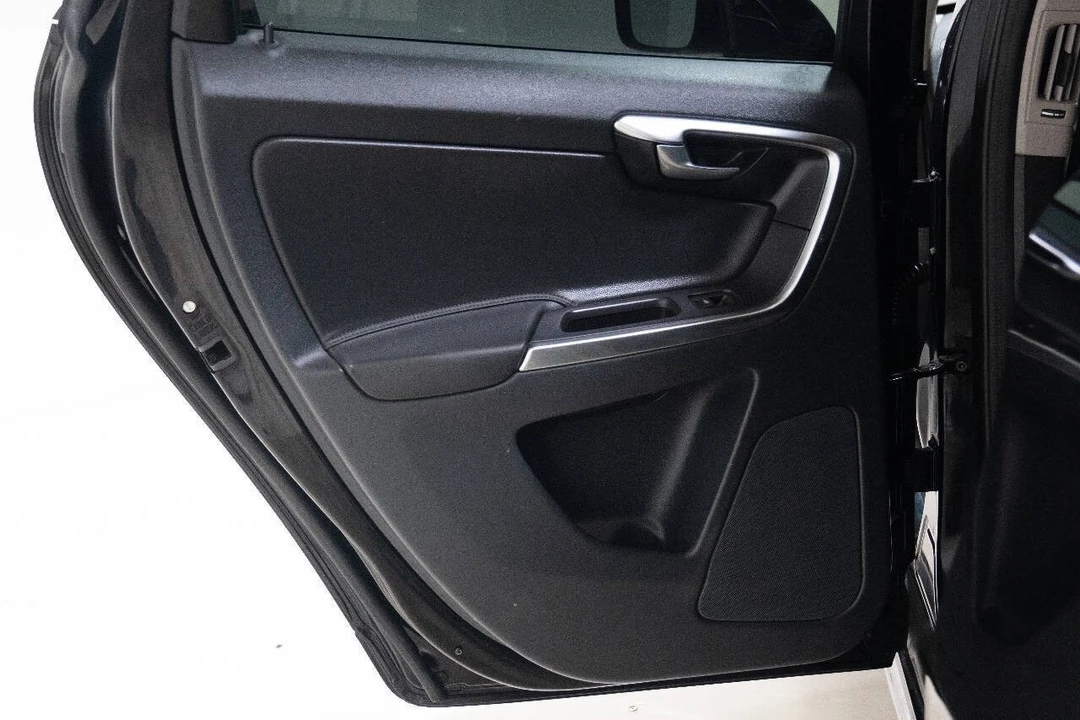 2017 Volvo XC60 1st Gen - Image 23 of 31