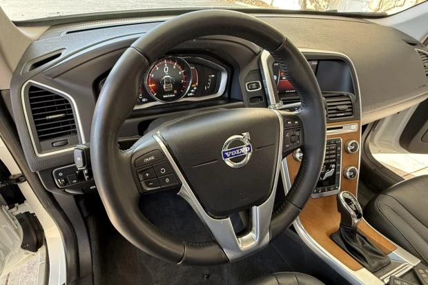2017 Volvo XC60 1st Gen - Image 5 of 8