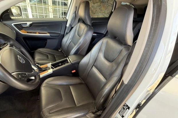 2017 Volvo XC60 1st Gen - Image 4 of 8