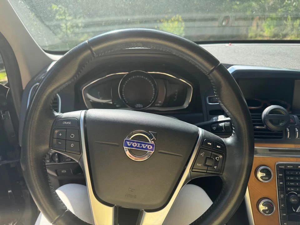 2017 Volvo XC60 1st Gen - Image 2 of 15