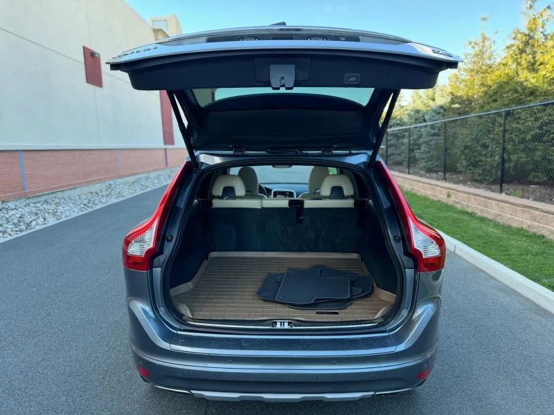 2017 Volvo XC60 1st Gen - Image 9 of 12