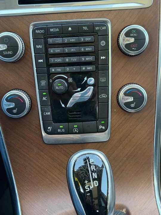 2017 Volvo XC60 1st Gen - Image 11 of 21