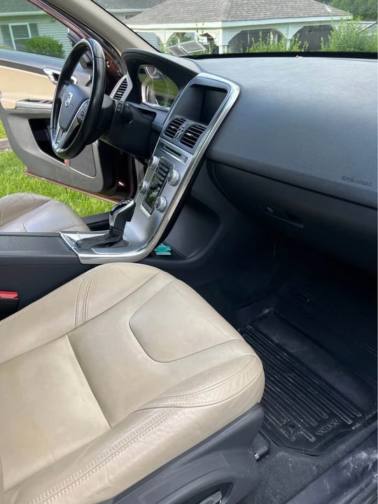 2017 Volvo XC60 1st Gen - Image 11 of 14
