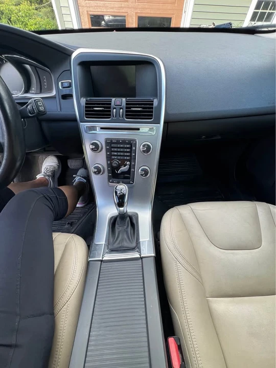 2017 Volvo XC60 1st Gen - Image 8 of 14
