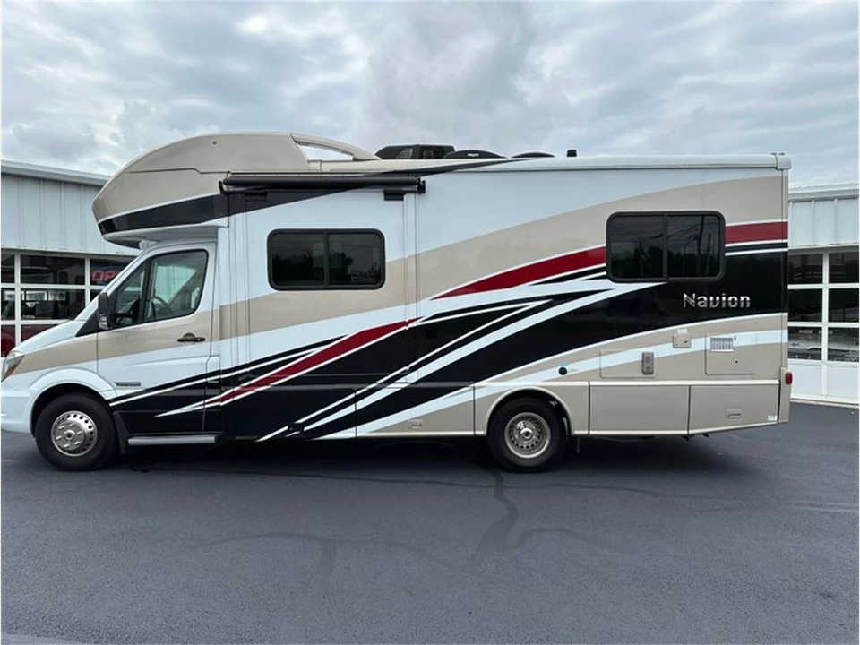 2017 Winnebago - Image 4 of 31