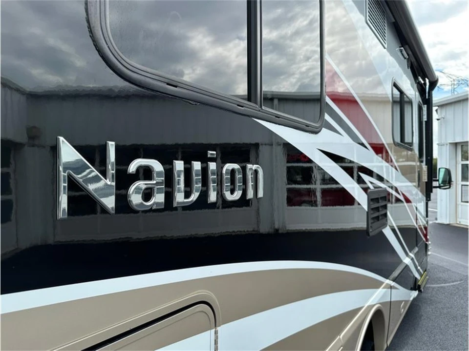 2017 Winnebago - Image 16 of 31
