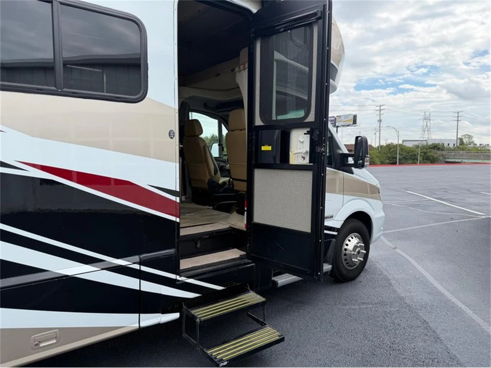 2017 Winnebago - Image 22 of 31