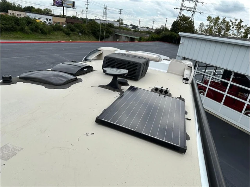 2017 Winnebago - Image 14 of 31