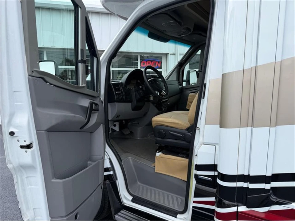 2017 Winnebago - Image 23 of 31