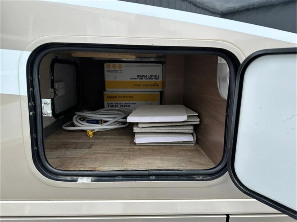 2017 Winnebago - Image 17 of 31