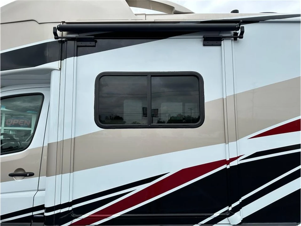 2017 Winnebago - Image 5 of 31
