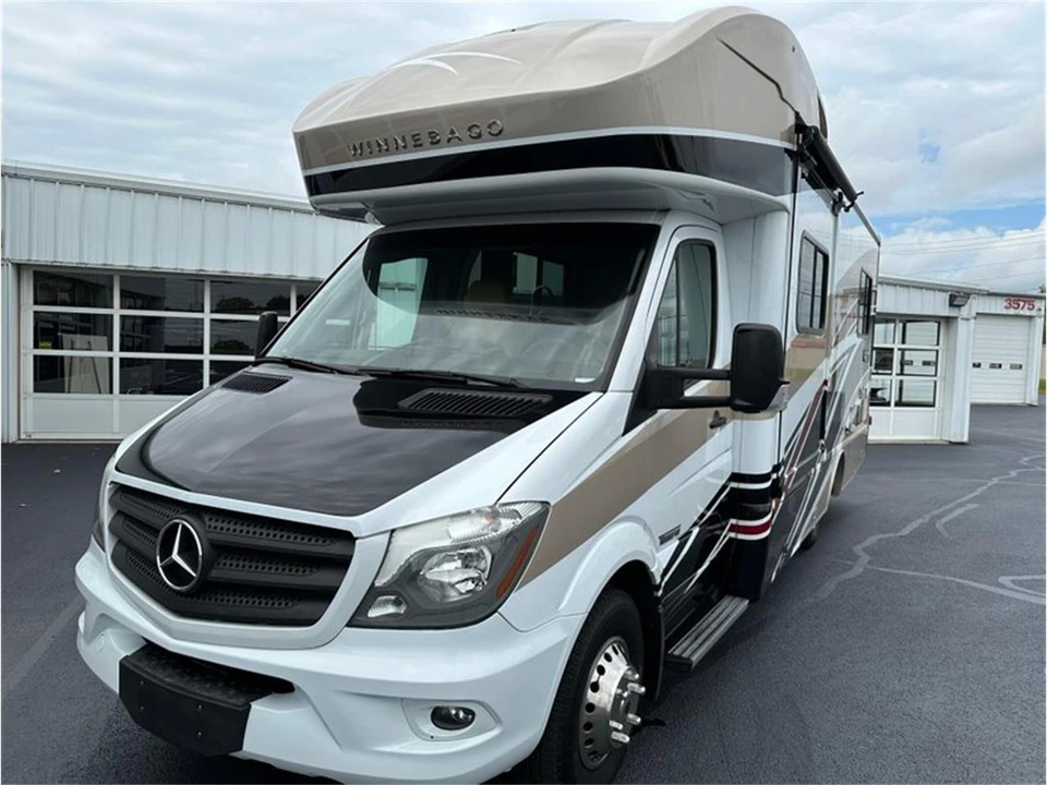 2017 Winnebago - Image 2 of 31