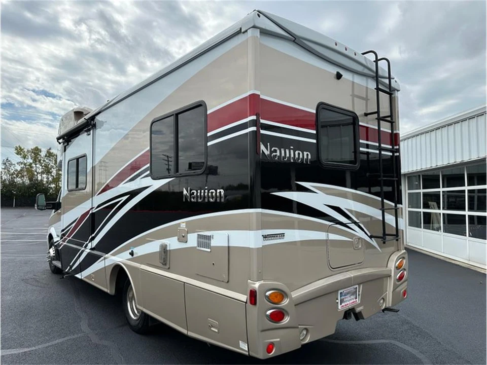 2017 Winnebago - Image 9 of 31