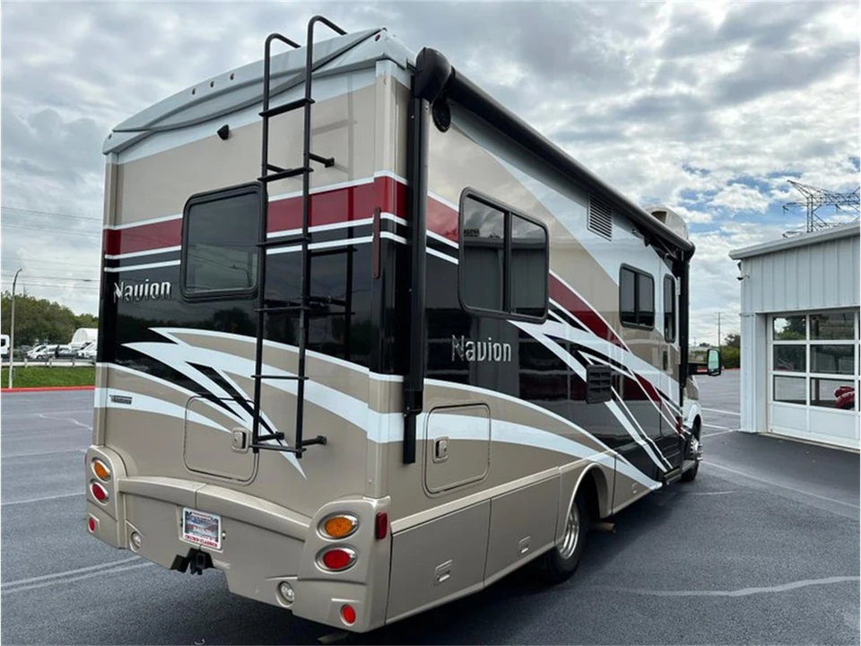 2017 Winnebago - Image 15 of 31