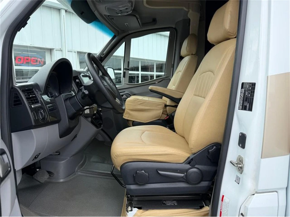 2017 Winnebago - Image 24 of 31