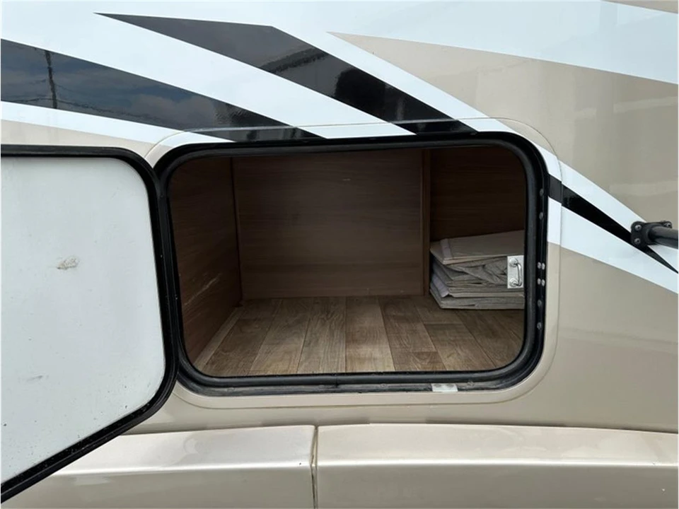 2017 Winnebago - Image 12 of 31