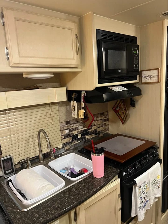 2017 Winnebago - Image 2 of 10