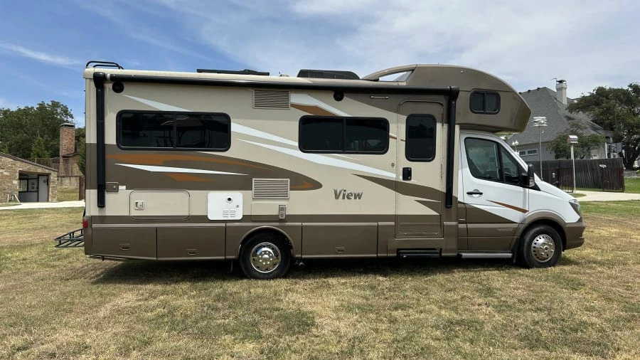 2017 Winnebago - Image 4 of 31