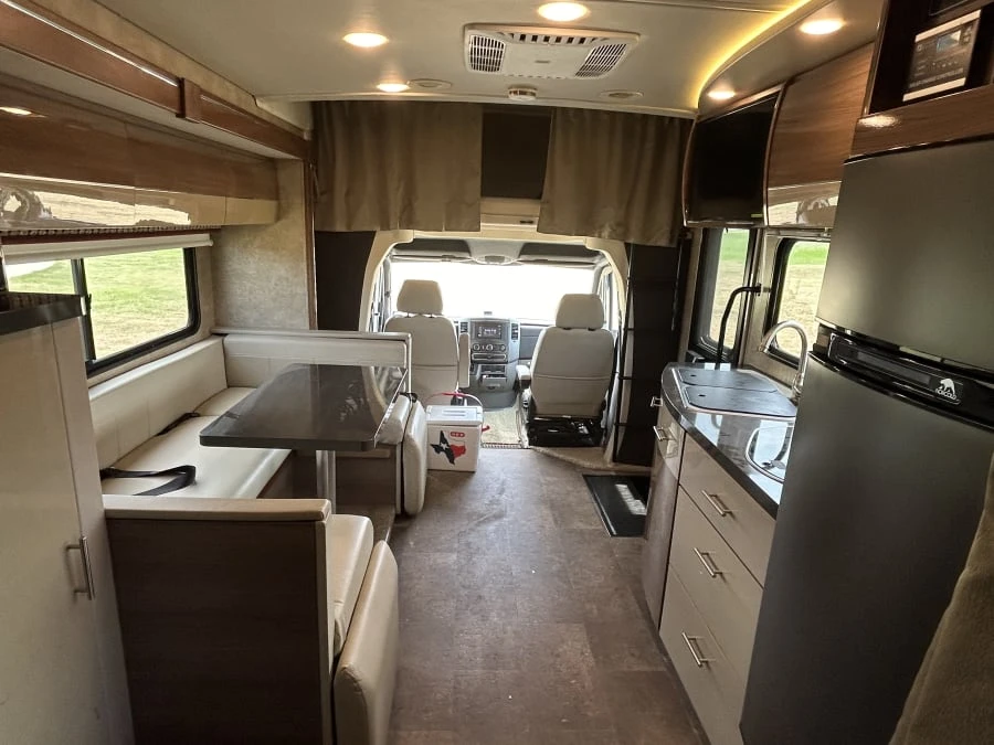 2017 Winnebago - Image 25 of 31