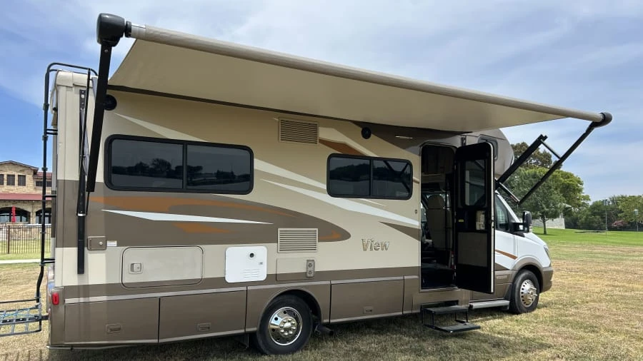 2017 Winnebago - Image 3 of 31