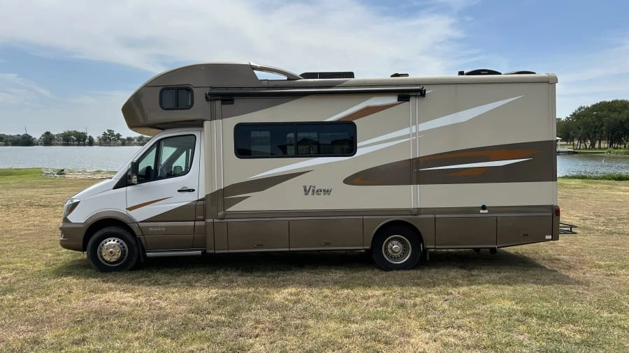 2017 Winnebago - Image 2 of 31