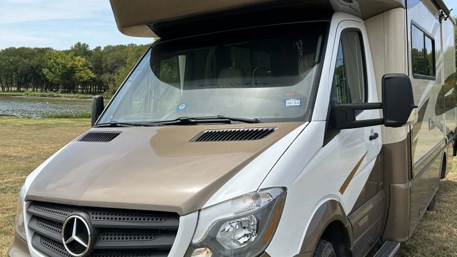 2017 Winnebago - Image 14 of 31