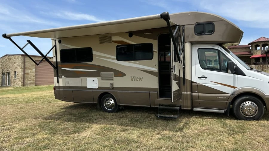 2017 Winnebago - Image 15 of 31