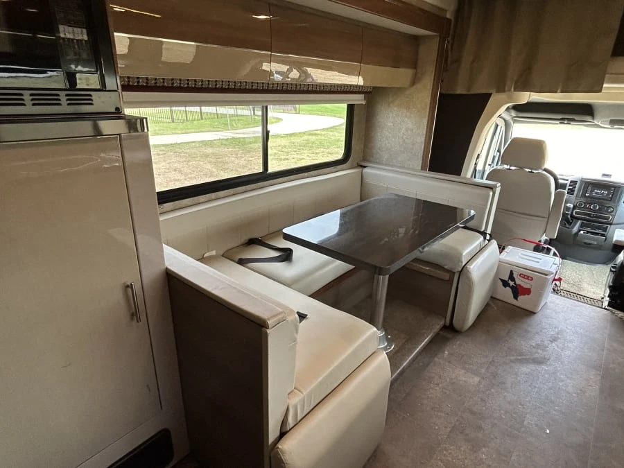 2017 Winnebago - Image 28 of 31