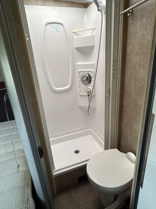 2017 Winnebago - Image 16 of 31