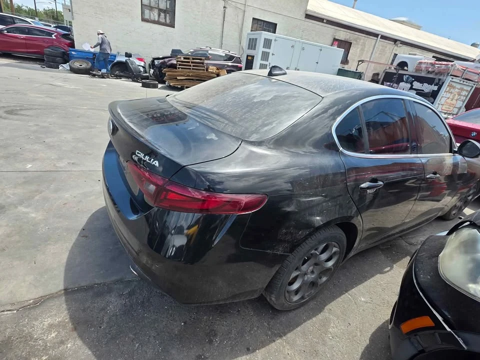 2017 Alfa Romeo Giulia - Image 5 of 8