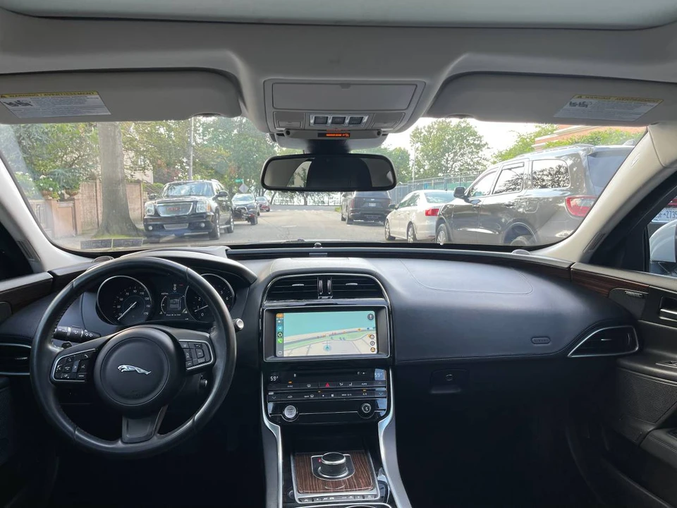 2017 Jaguar XE - Image 7 of 12