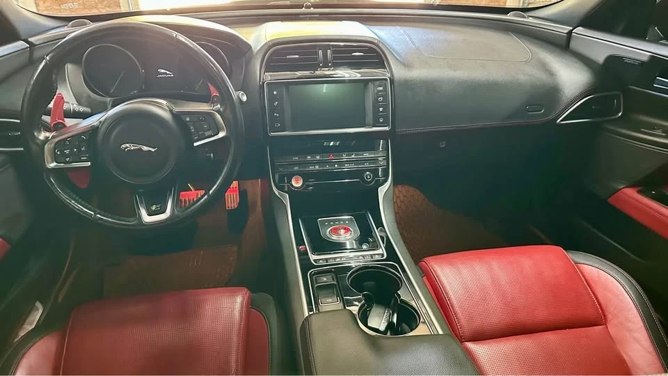 2017 Jaguar XE - Image 6 of 10
