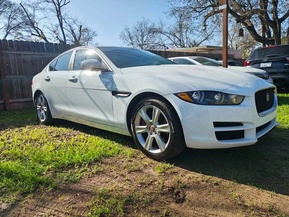 2017 Jaguar XE - Image 2 of 9