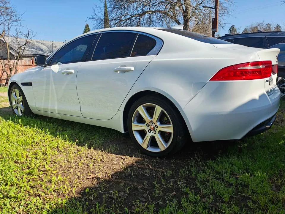 2017 Jaguar XE - Image 4 of 9