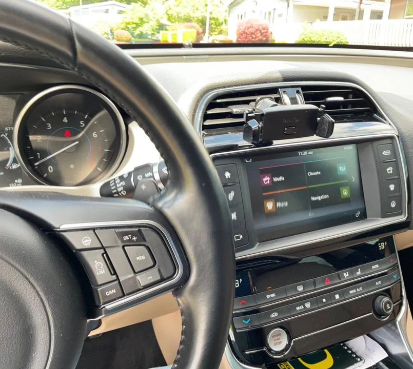 2017 Jaguar XE - Image 19 of 23