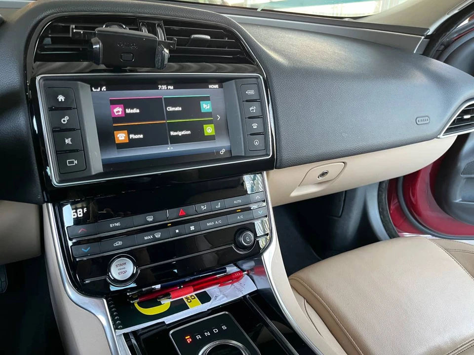 2017 Jaguar XE - Image 18 of 23