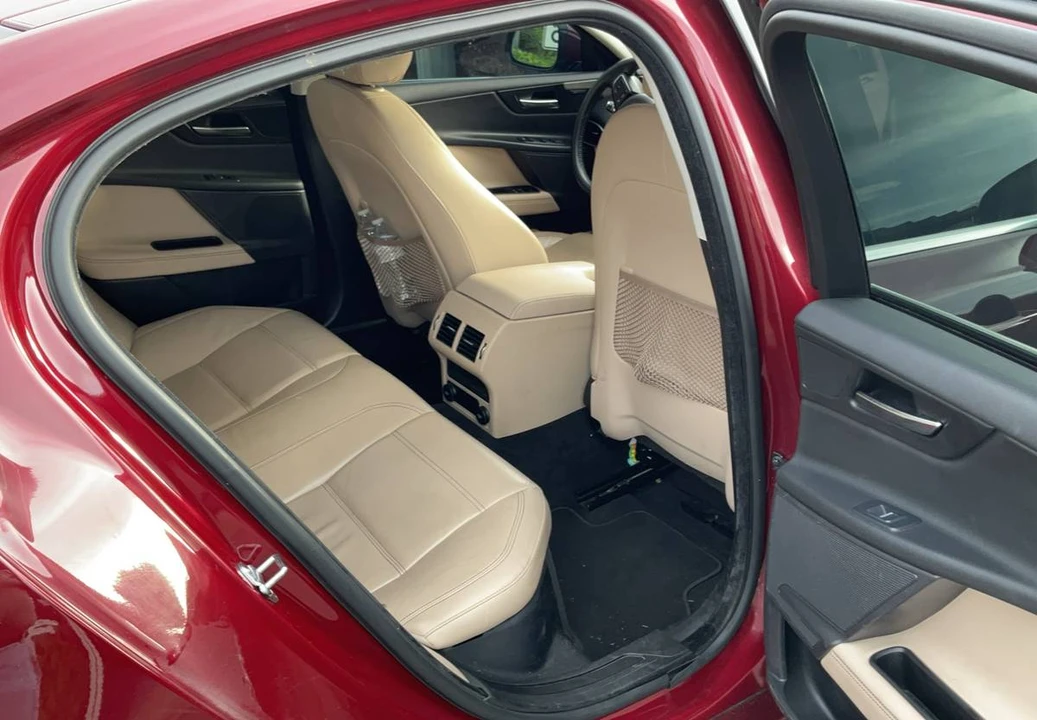 2017 Jaguar XE - Image 9 of 23