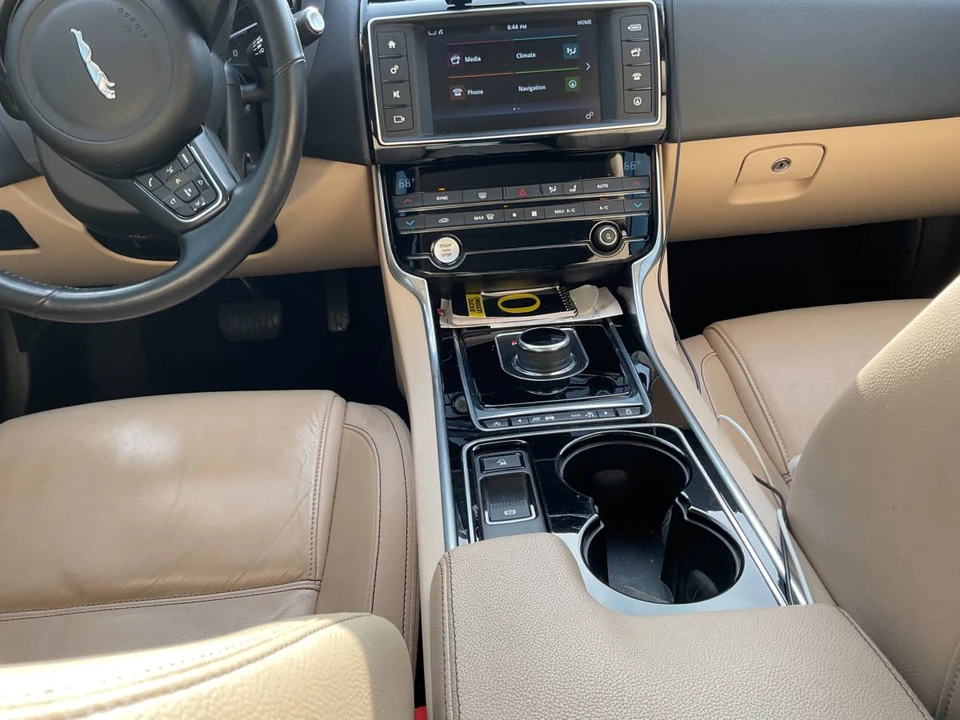 2017 Jaguar XE - Image 6 of 23