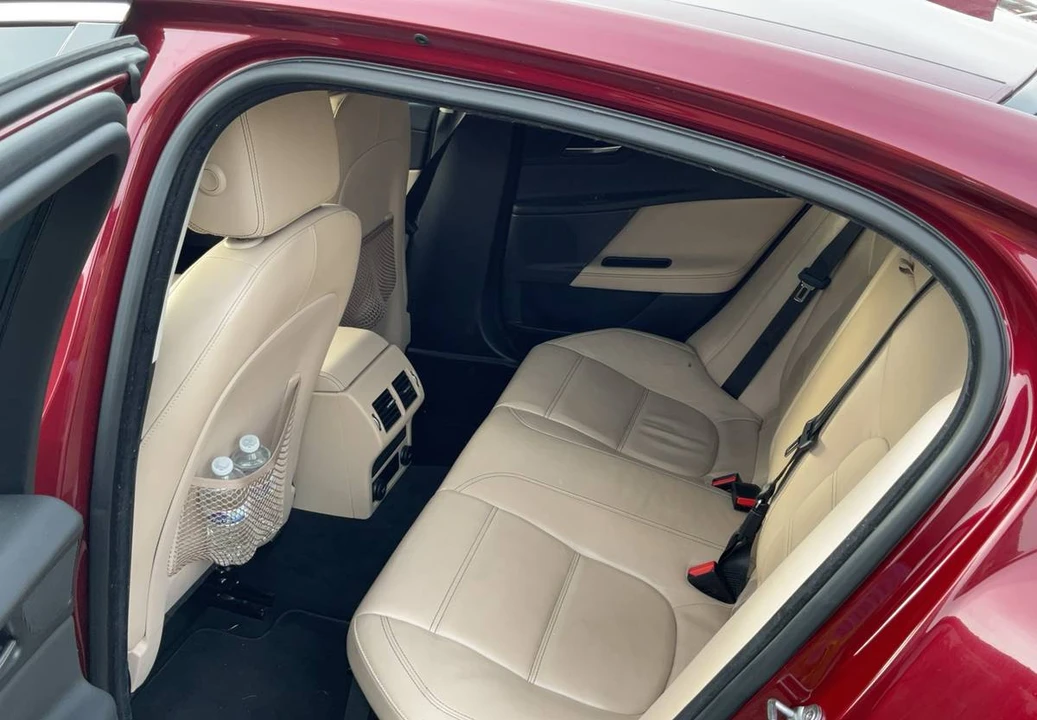 2017 Jaguar XE - Image 14 of 23