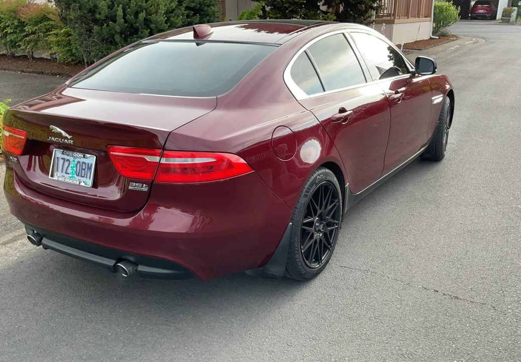 2017 Jaguar XE - Image 10 of 23