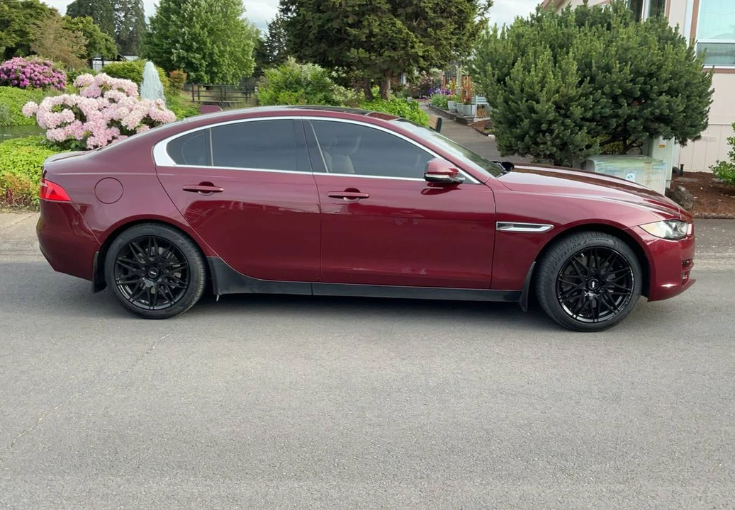 2017 Jaguar XE - Image 13 of 23