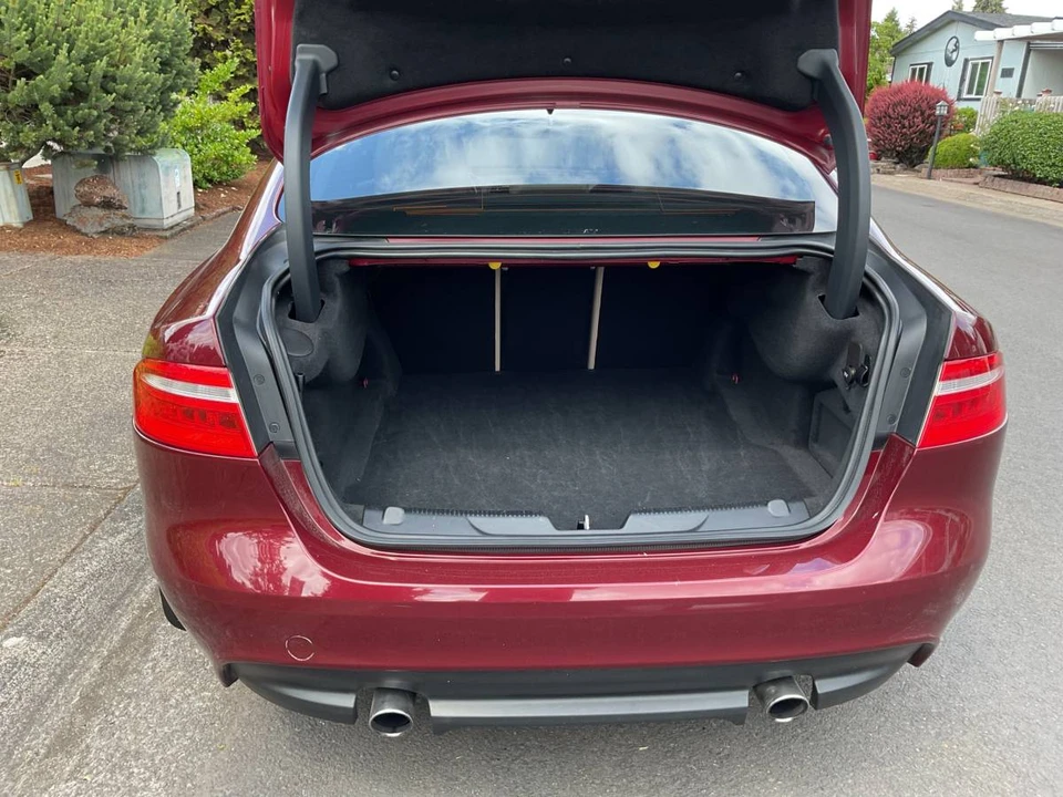 2017 Jaguar XE - Image 17 of 23