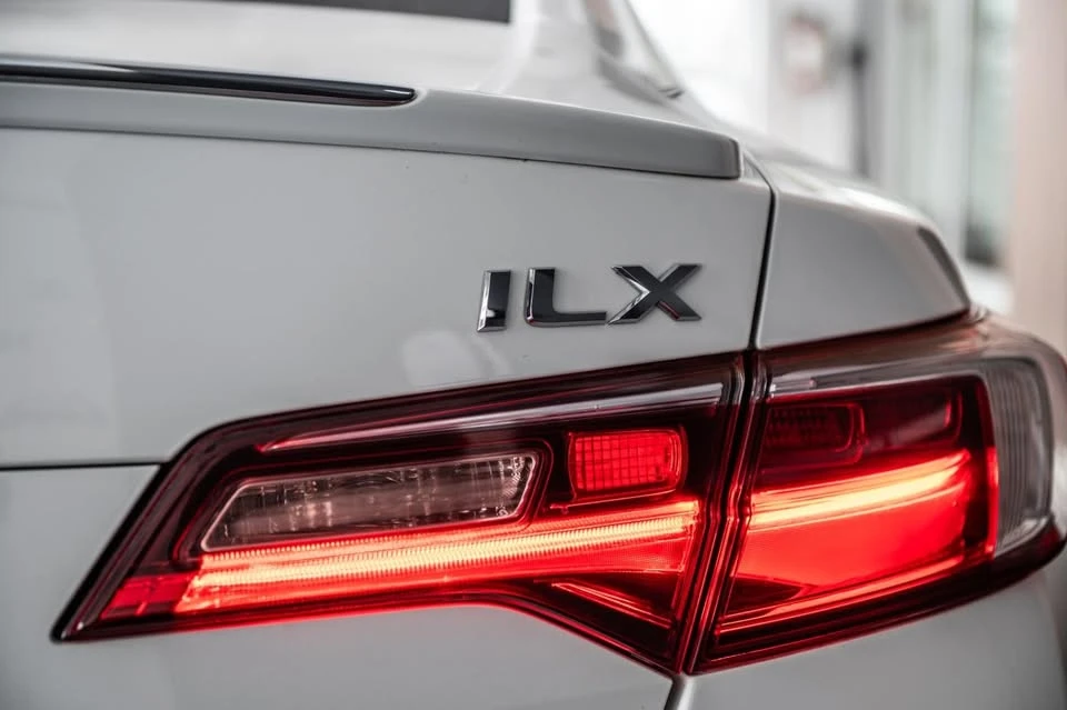 2018 Acura ILX - Image 10 of 20